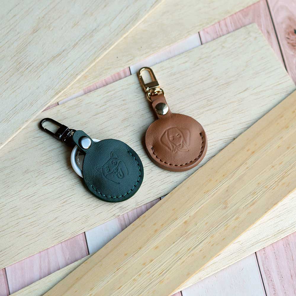 Leather AirTag case keychain with name – mr-mrs-sniff